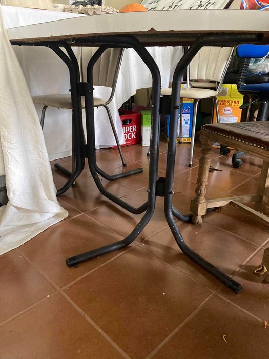 Mesa de Jantar de Madeira com apoios de ferro