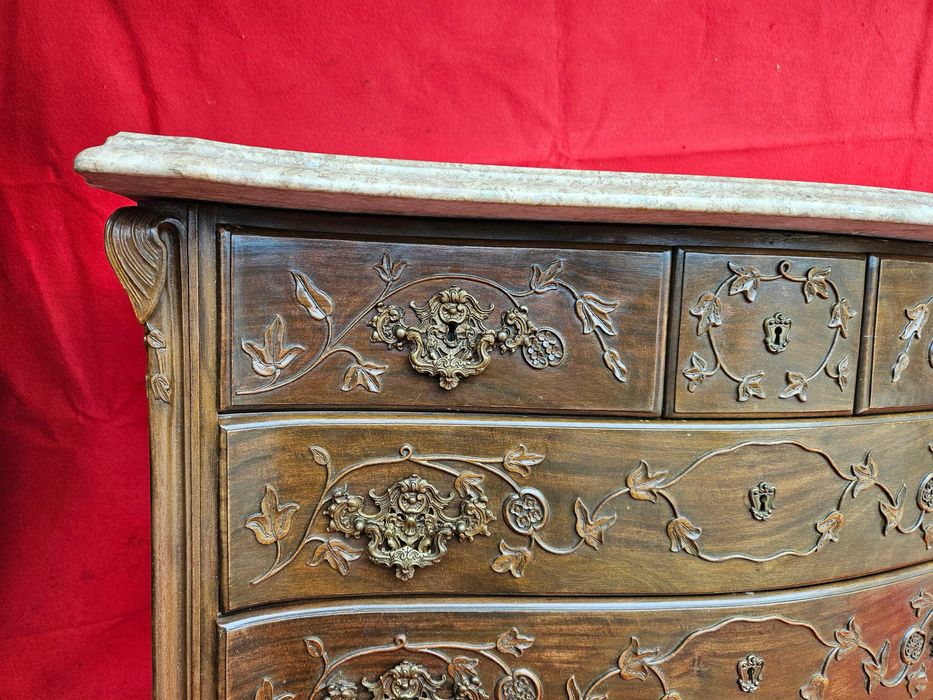 Cómoda antiga de madeira trabalhada e tampo em pedra