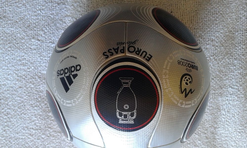 Bolas novas a estrear,originais,oficiais UEFA, adidas. Euros: 1996 Inglaterra; 2000 Holanda/Bélgica; 2004 Portugal; 2008 Áustria/Suíça. 175€/un.500€/4