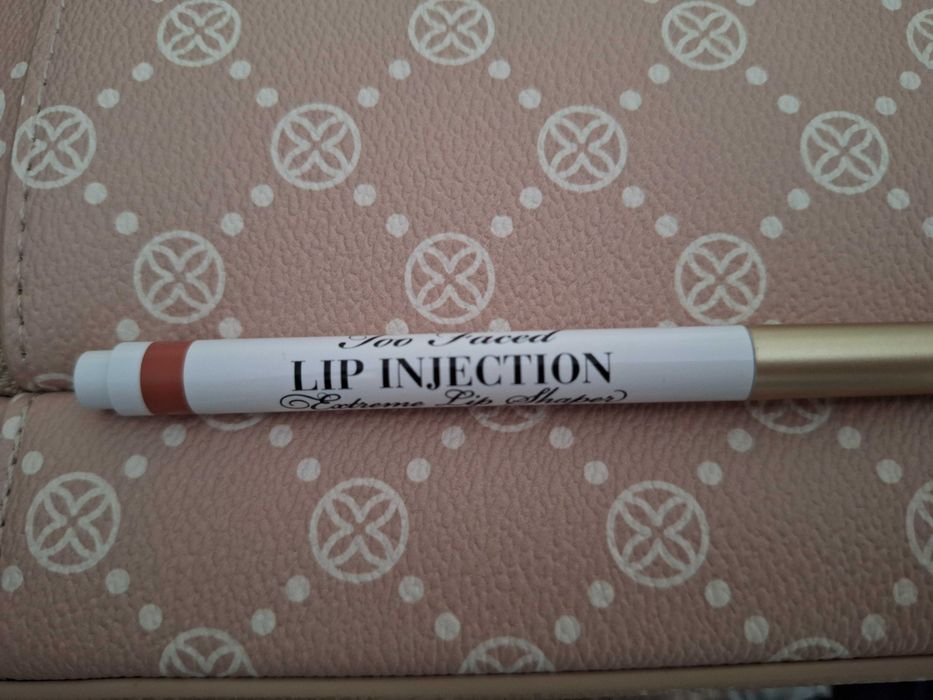 Too Faced Kredka do Ust (Konturówka / Lip Liner) Powiększająca Usta
