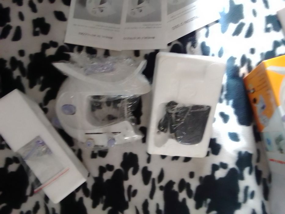 Maquina de costura manual nova em caixa  foto brevemente