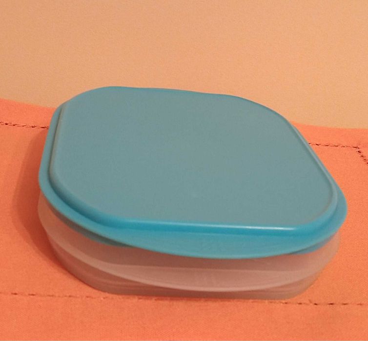 Pojemnik Tupperware do przechowywania żywności.