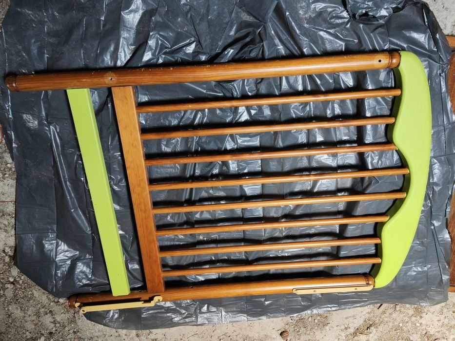 Cama de madeira com frente e trás e verde com colchão incluído e m bom