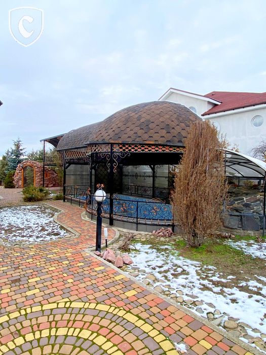 Продаж будинку з власним парком та басейном