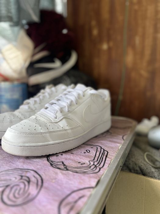 продам кроссовки Nike белые 46 размер
