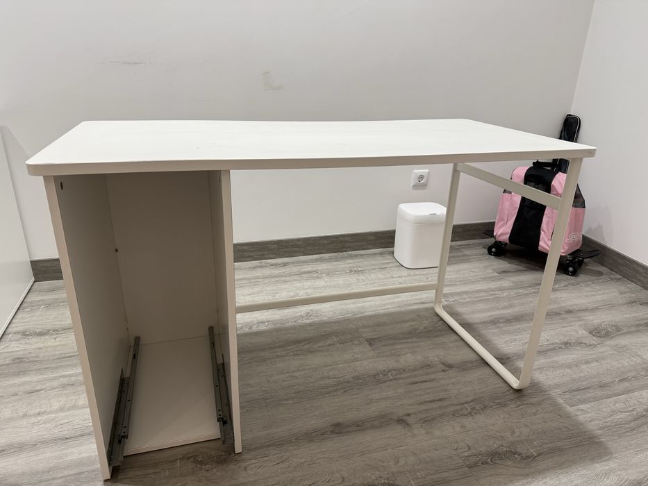Secretária IKEA para desocupar