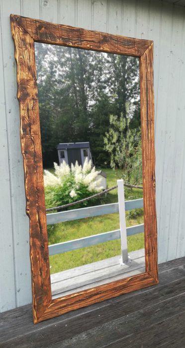 Lustro w drewnianej ramie stare drewno