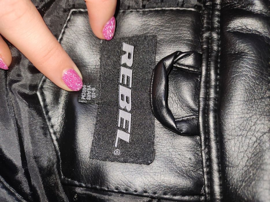 Продам куртку кожаную детскую