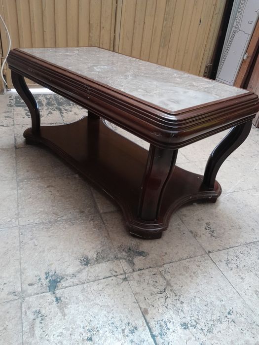Mesa com tampo em pedra