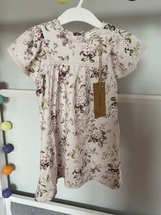 Newbie sukienka w kwiaty 86 bzy lilla opaska