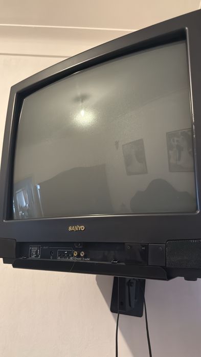 2 televisões antigas