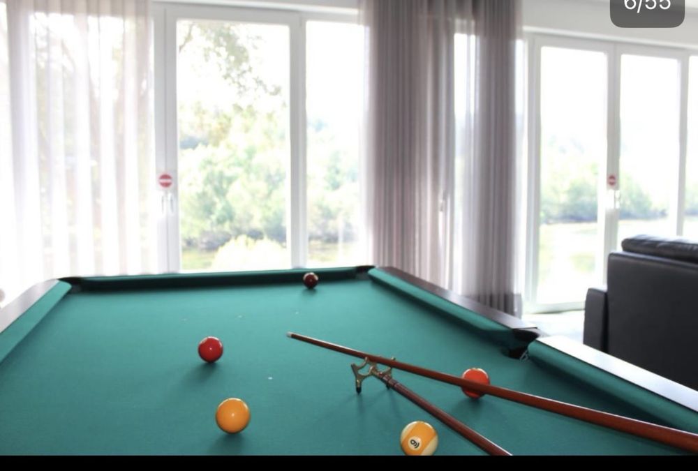 Mesa de Bilhar com 2 conjuntos bolas e suporte parede com tacos