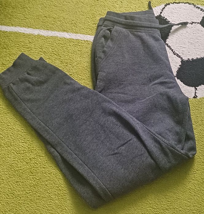 Spodnie dresowe dla chłopca Primark szare rozmiar około 170 +gratis