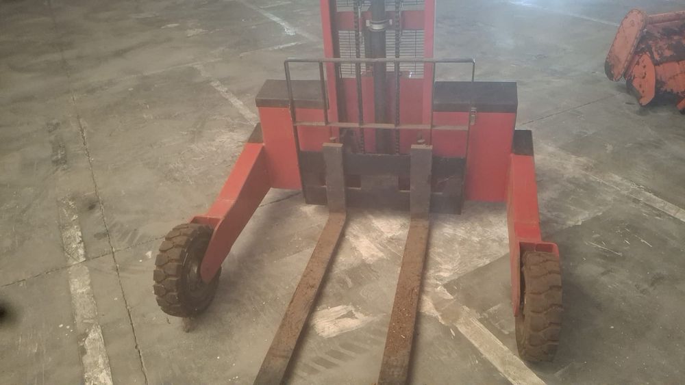 Porta paletes eléctrico todo o terreno