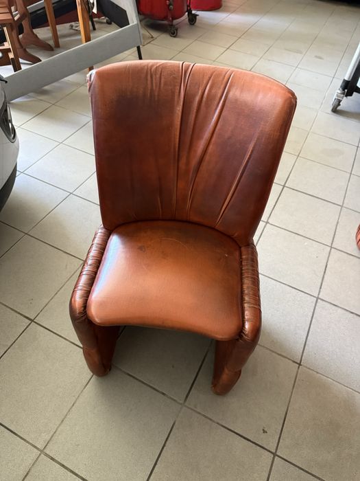 Mesa redonda com cadeiras