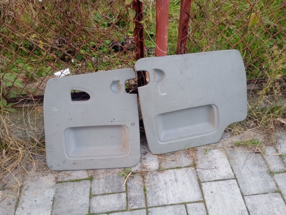 Boczki plastiki drzwi tył tylne Vivaro A Trafic II 2 Komplet