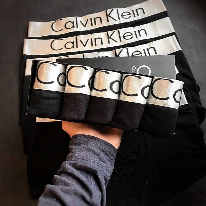 Zestaw 5 męskich bokserek w pudełku prezentowym.