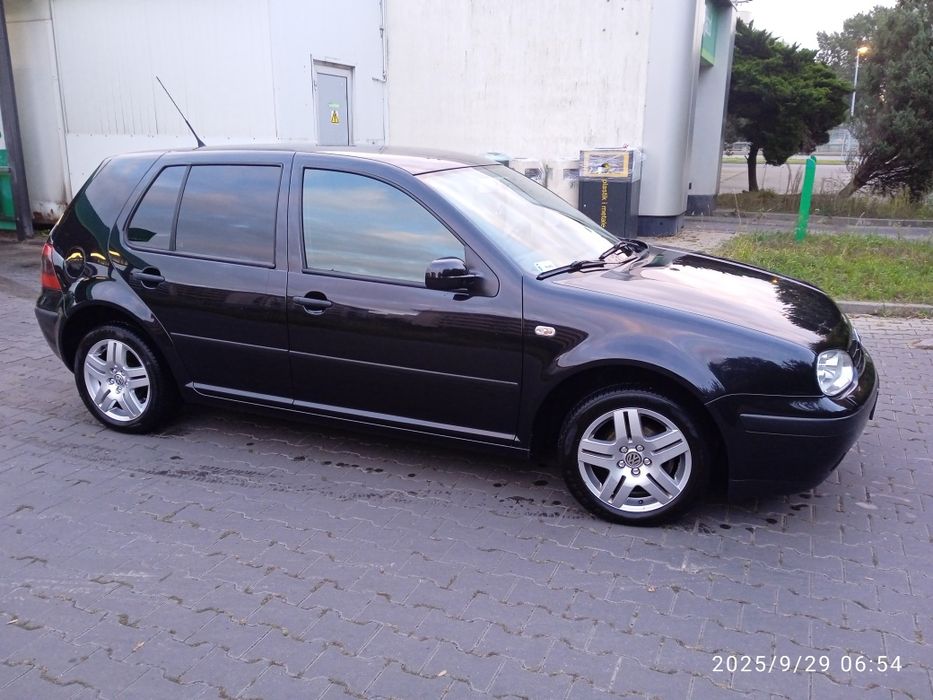 Volkswagen Golf 4 hatchback czarny 1.4 benzyna