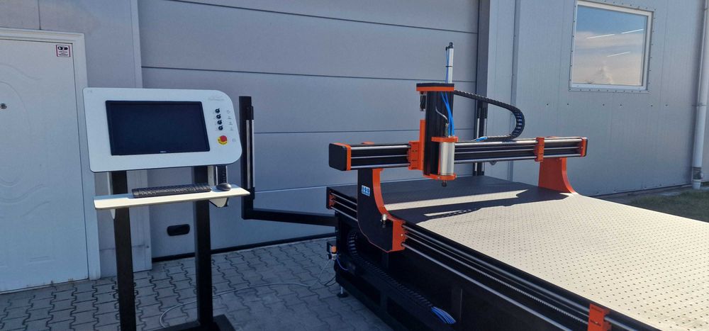 Ploter frezujący CNC BlackMill 1624 – frezarka do drewna i plexi