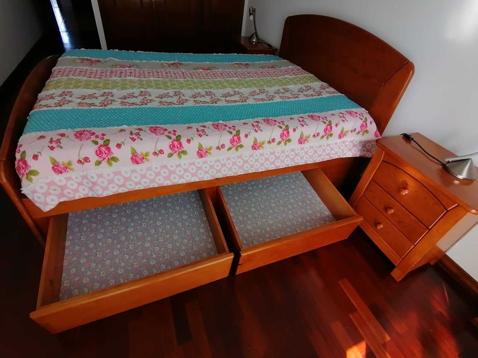 Cama casal, Pinho Mel Maciço, Colchão Ortopéd. incluído (ótimo Estado)