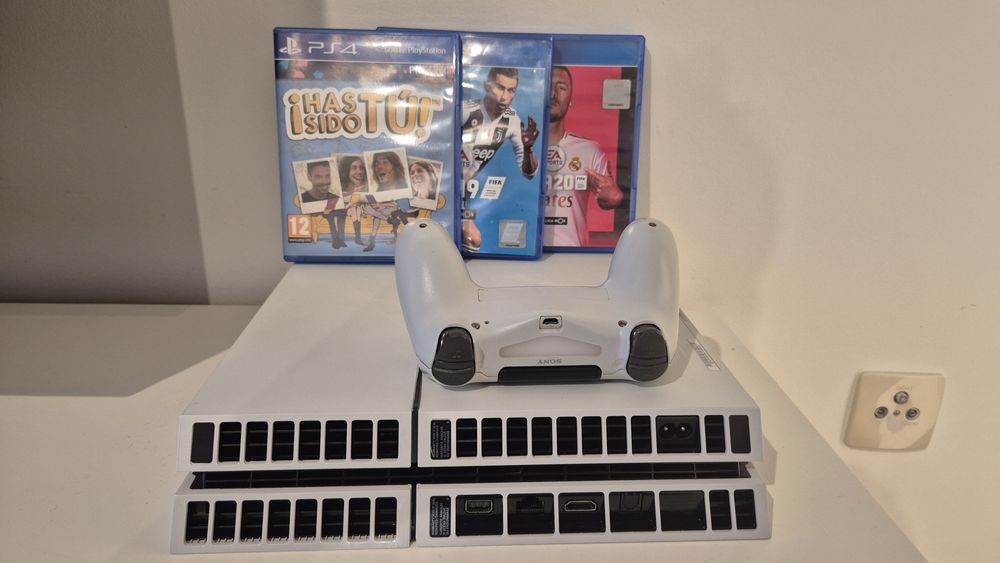 PS4 Branca 500 gb + Comando V2 + 3 Jogos