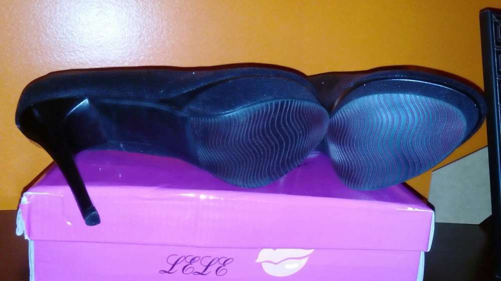 Sapatos pretos novos. Tam. 37