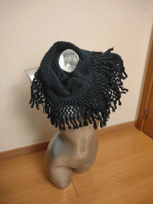 Gola de lã preta de malha grossa também conhecida como infinity scarf ou gola infinita
