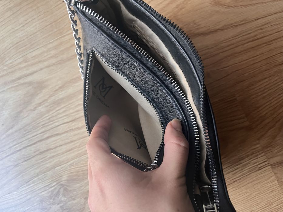 Чорна сумка маленька на ремінці