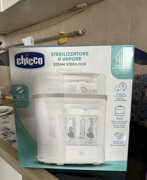 Електричний паровий стерилізатор від Chicco для безпечної стерилізації дитячого посуду.