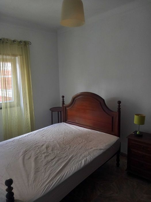 Quarto Amplo Individual em Almada em Vale Fetal