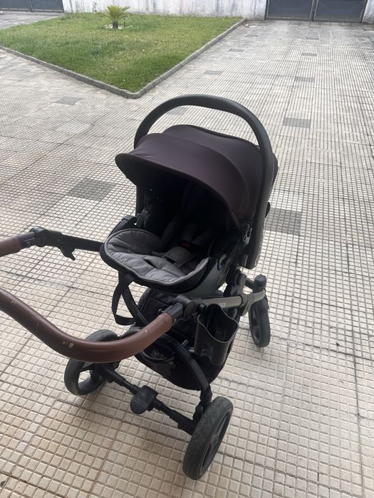 **Vendo carrinho de bebé usado em bom estado, com alguns sinais de uso**