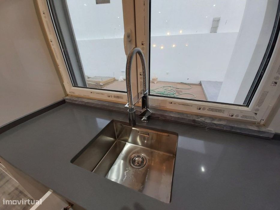 Moradia isolada T3+2, com garagem, jardim e piscina.