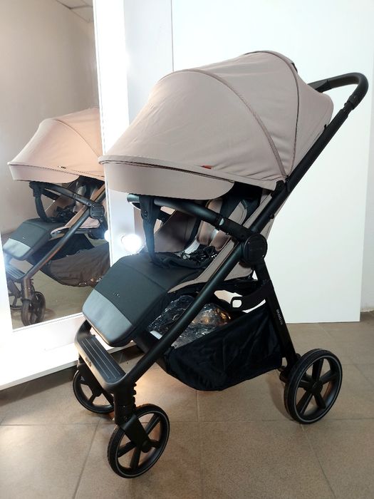 Коляска CARRELLO Bravo Lite з LED підсвіткою з великим капюшоном