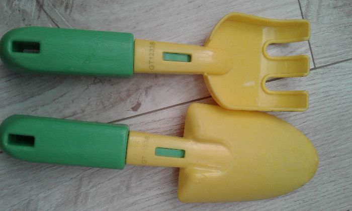 Продам набор (сумочка, лопатка, грабельки,ведро)