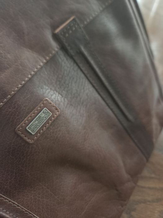 Шкіряна сумка для ноутбука.