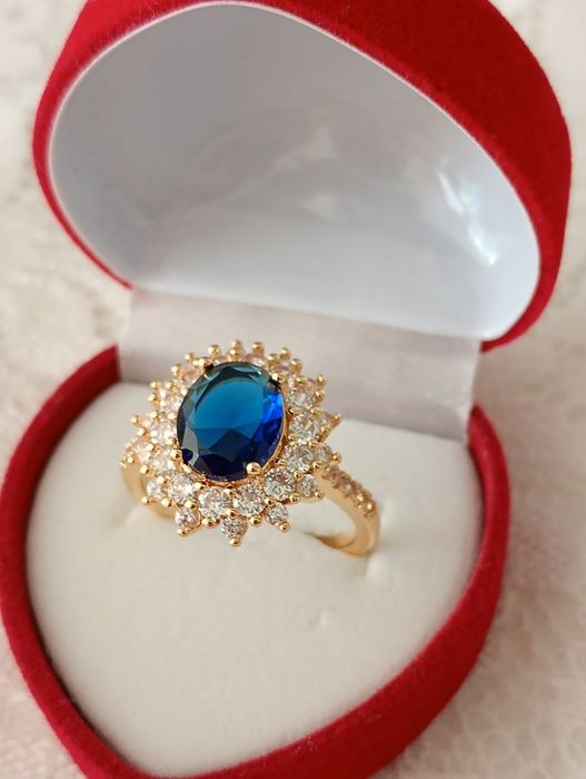 Pierścionek złoty z szafirem i maleńkimi diamencikami pozłacany 14 KC.rozmiar 10