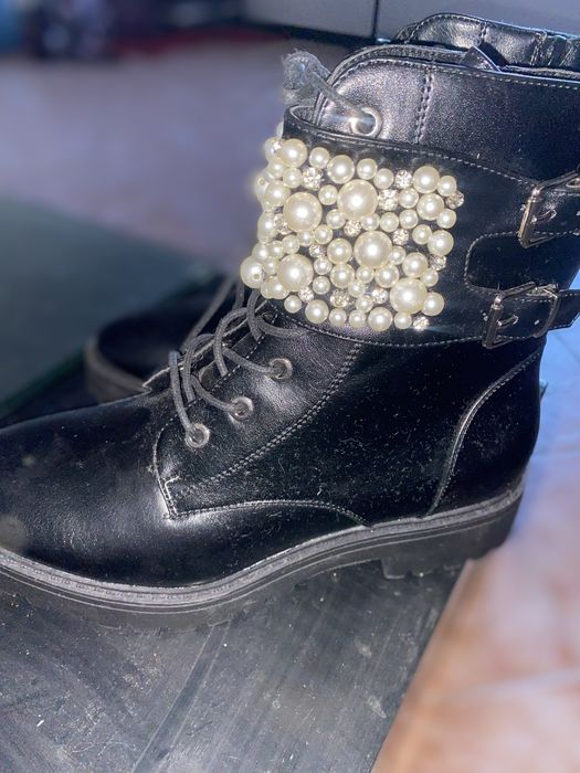 Botas Pretas com Pérolas – Tamanho 38