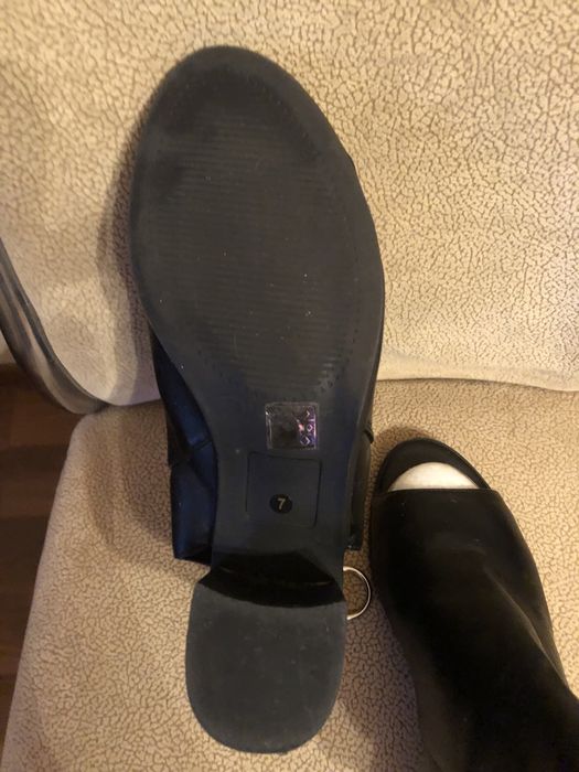 Czółenka bez pięt z cholewką .