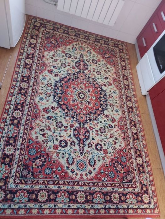 Ковер, доріжка, журнальний столик, стілець.