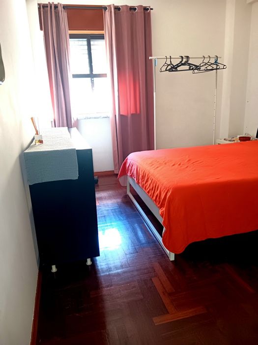 Quarto na Moita solteiro ou casal.