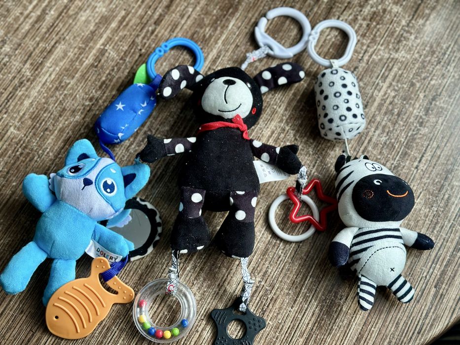 Мʼяка підвіска-брязкальце на коляску