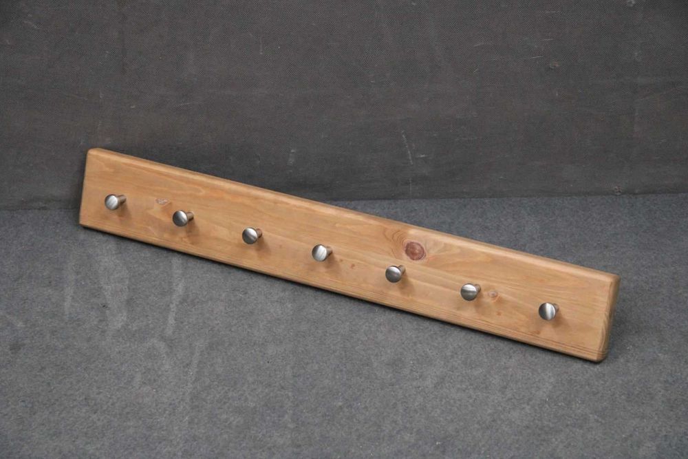 Wieszak sosnowy półsurowy 7x hak IIgt. BGM24.pl