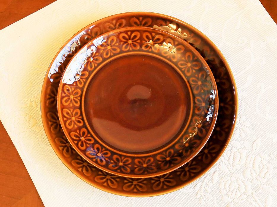 Pruszkowski porcelit „Kokardki” – serwis w stylu PRL