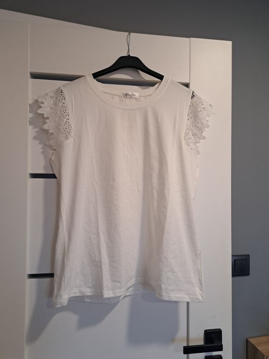 Biały basic top wykończony koronką rosella