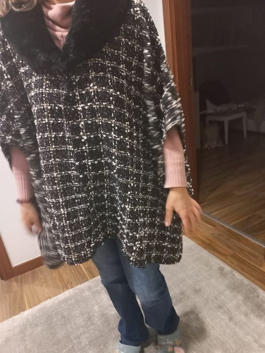 Capa com gola em pelo