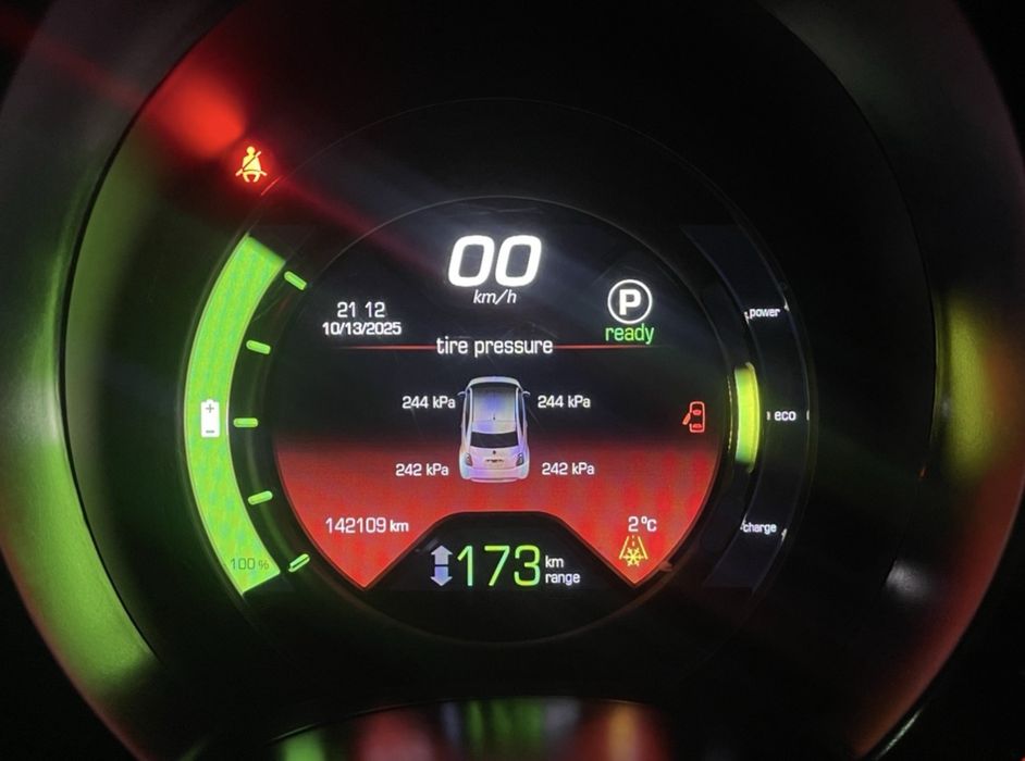 Fiat 500e 2016 року, супер компактна та шустра електричка.