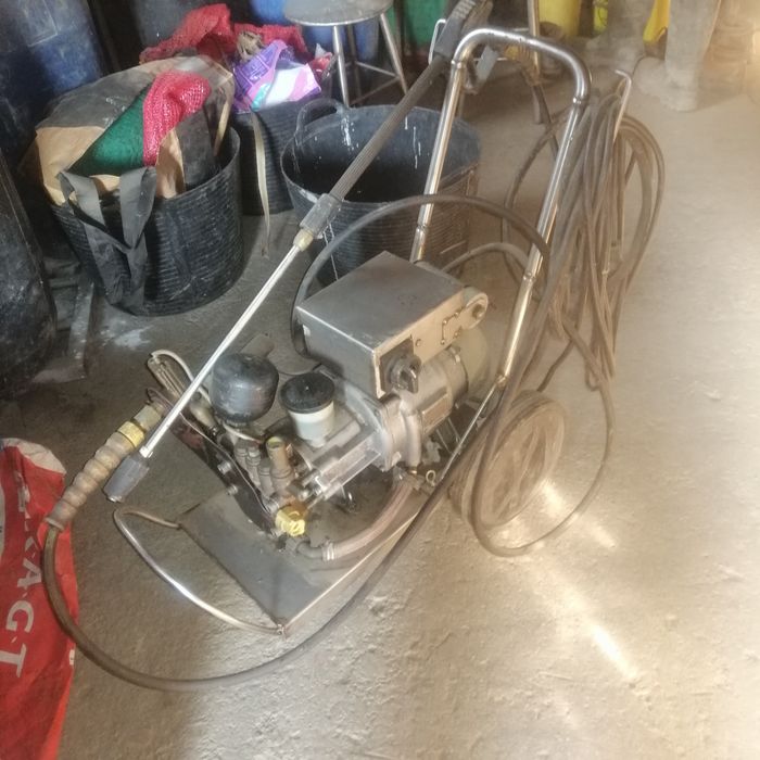 Vendo uma máquina de lavar de pressão