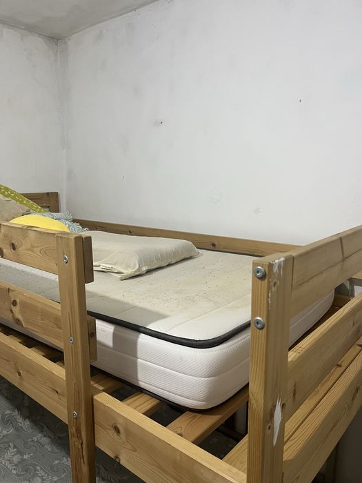 Beliche de madeira + 2 colchões – ideal para quarto de crianças/jovens