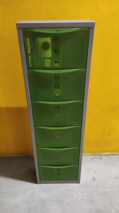 Estante de CDs em alumínio com gavetas translúcidas verdes