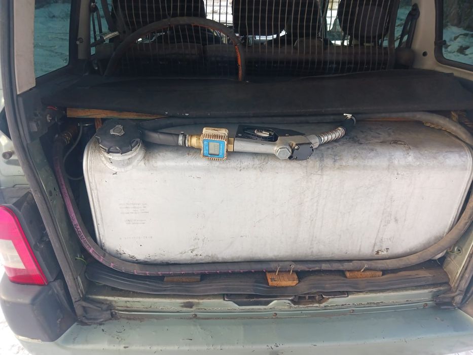 Peugeot Partner przystosowany do przewozu paliwa i osob